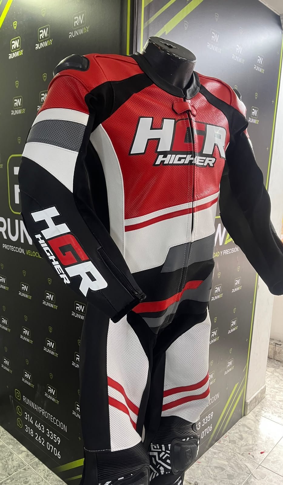 Monotraje de cuero HGR, vista en ángulo