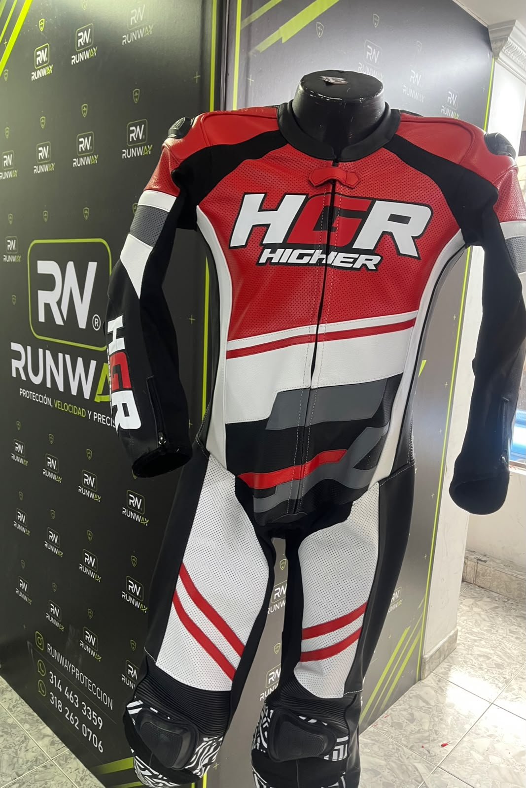 Monotraje de cuero HGR fabricado por Runway Protección, vista frontal