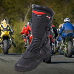 Bota HGR Touring destacada frente a un motociclista en movimiento urbano.