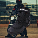 Motociclista urbano con botines HGR Urban Soft frente a una motocicleta en la ciudad.