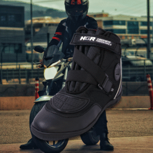 Motociclista urbano con botines HGR Urban Soft frente a una motocicleta en la ciudad.