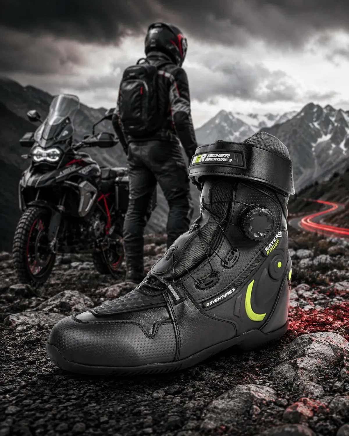 Motociclista HGR en ruta adventure touring